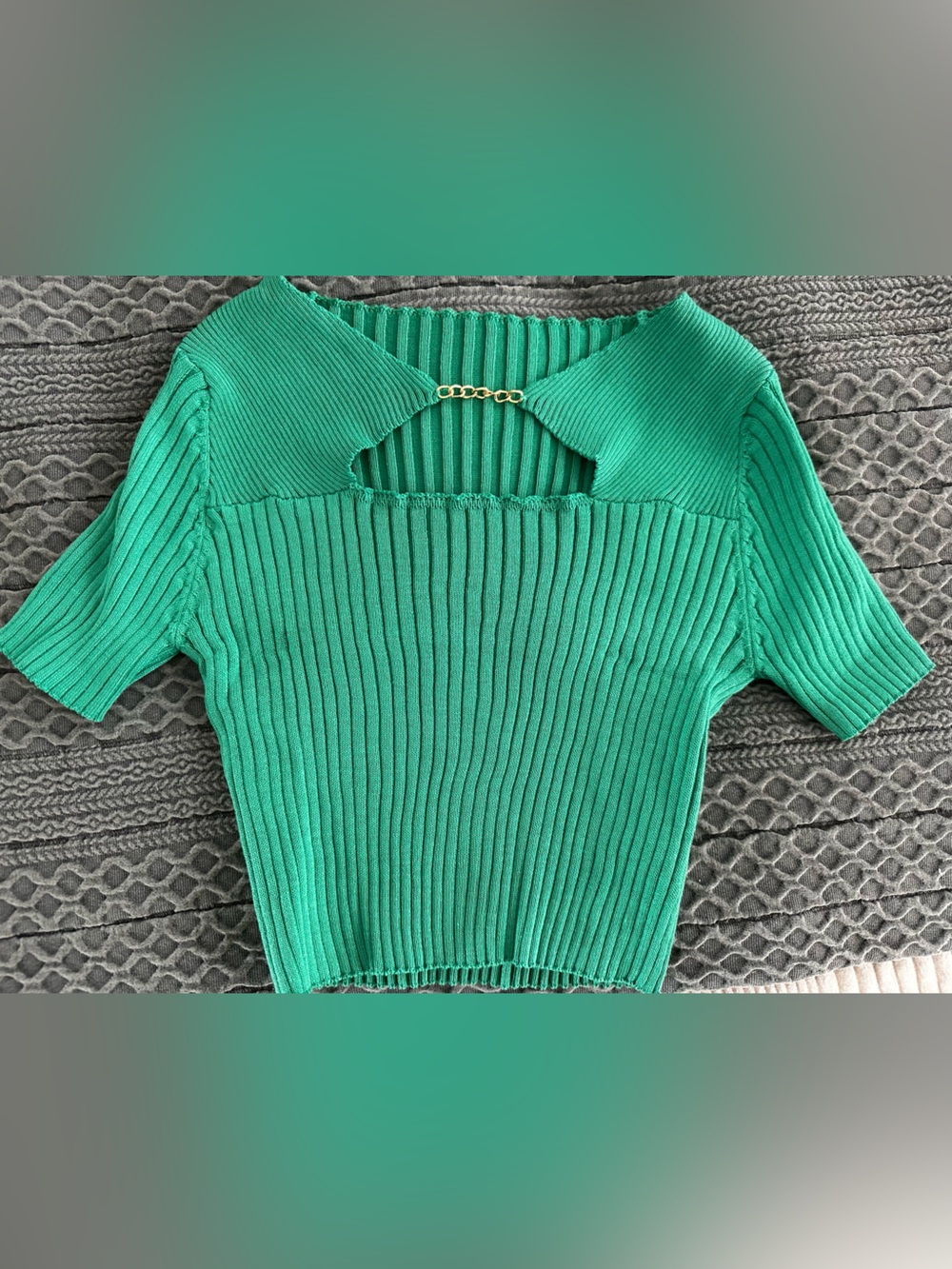 SHEIN Emerald Ribbed Short Sleeve Top with Gold Chain Accent